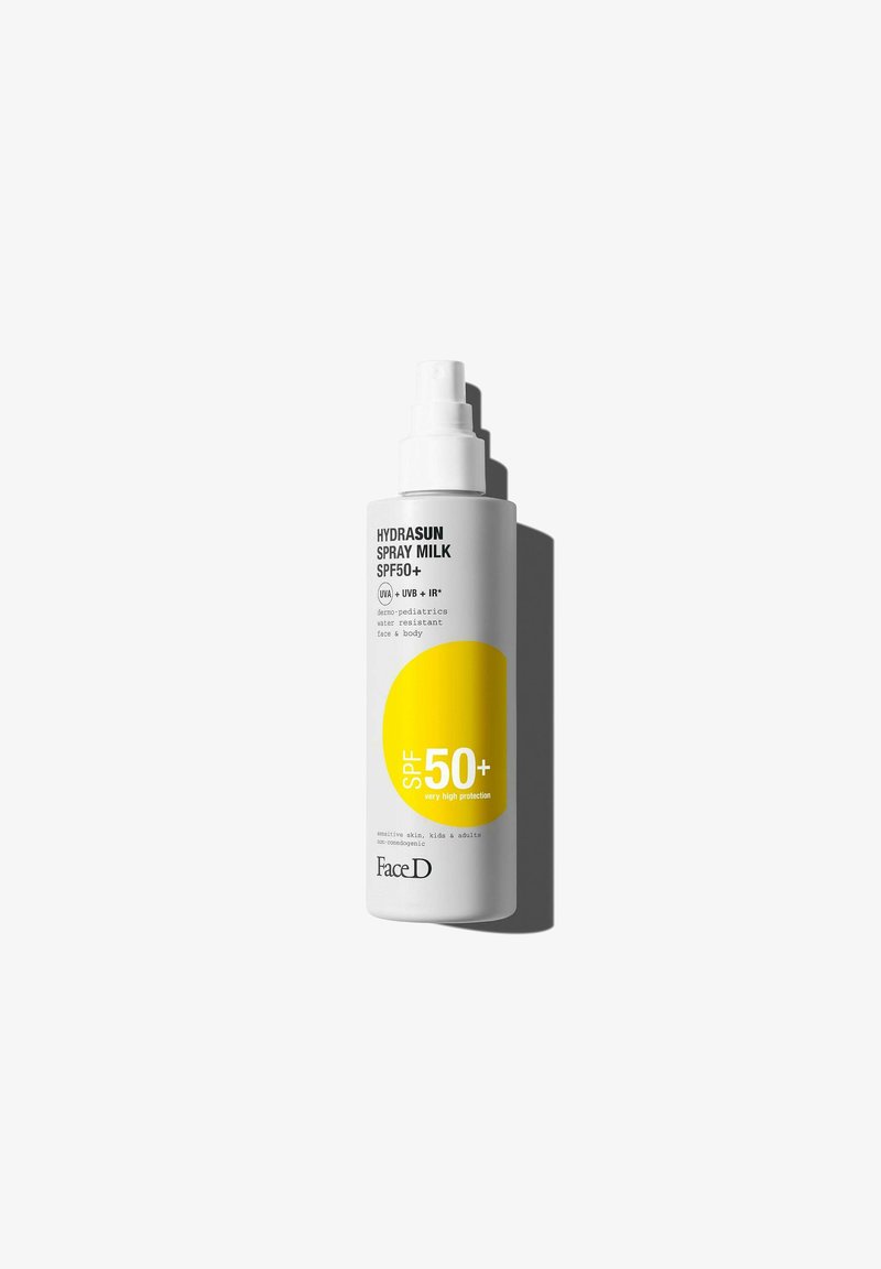 Bottiglia bianca con finitura opaca, erogatore spray e un'etichetta gialla vibrante. Il testo indica SPF 50+, adatta per pelli sensibili, bambini e adulti.