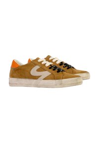Zapatillas de ante marrón con acentos en blanco, cordones en negro y crema, y una pestaña en el talón de color naranja. Textura desgastada en la suela de goma blanca.