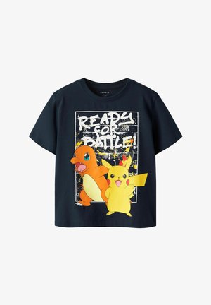 Camiseta negra para niños con los personajes Pikachu y Charmander y texto en graffiti blanco que dice "¡Listos para la batalla!" en el frente.