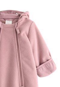 Fleecejacke in Hellrosa mit Kapuze, zwei vorderen Reißverschlüssen und gerafften Manschetten. Weicher Stoff und lässiges Design für Wärme.