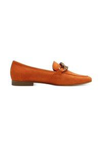 Oranje suède loafers met een lage hak, voorzien van een decoratieve kettingaccent op de voorkant en een glad oppervlak.