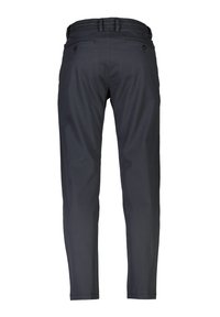 Navy bukser med en glat tekstur, der har snor i taljen, to baglommer og et tapered ben-design for en moderne pasform.