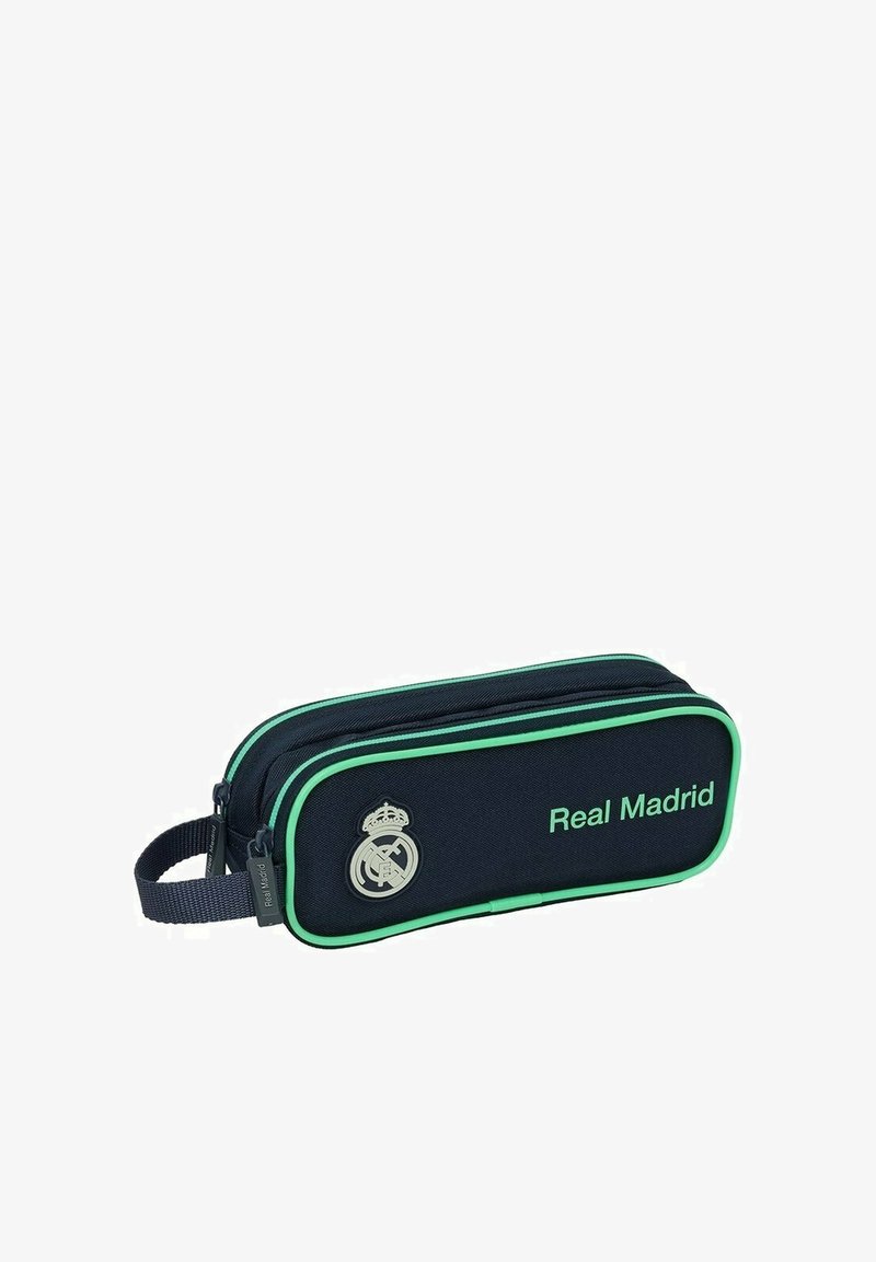 Czarny piórnik z zielonymi akcentami, z metalicznym logo Real Madryt oraz napisem. Prostokątny kształt z zapięciem na zamek błyskawiczny i uchwytem.