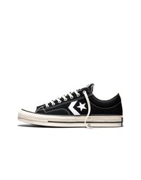 Schwarzer Converse Low-Top-Sneaker mit weißem Stern-Logo, weißen Schnürsenkeln und cremefarbenem Gummisohle mit schwarzen Streifen, Seitenansicht auf weißem Hintergrund.