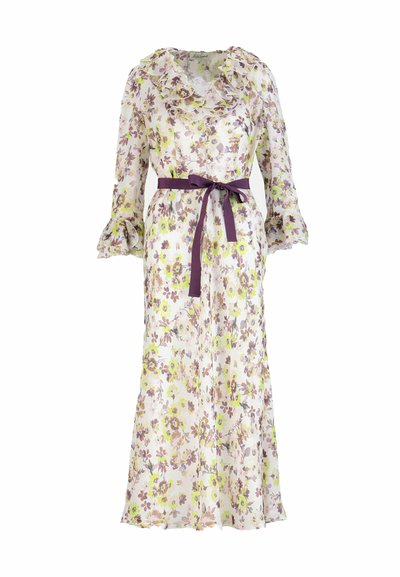 Rochie lungă albă cu flori galbene și mov, guler și mâneci cu volane, și o curea mov legată în talie.