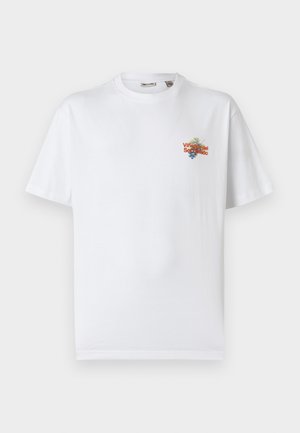 Tricou alb cu mâneci scurte, cu un text portocaliu mic „Viñedos del Sol Dorado” și o grafică cu o viță de vie pe partea stângă a pieptului.