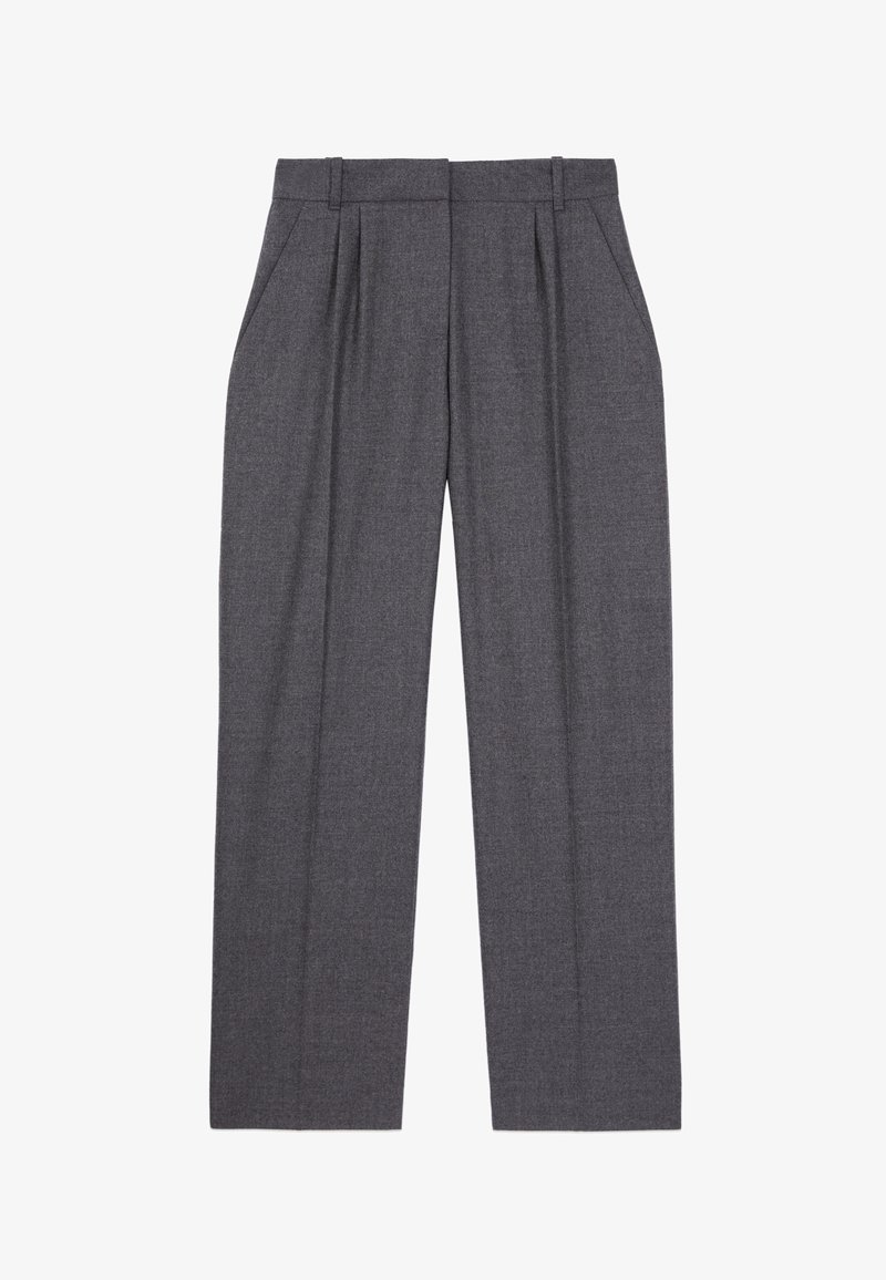 Pantalon gris taille haute sur mesure avec passants de ceinture, poches latérales et plis sur le devant sur fond blanc.