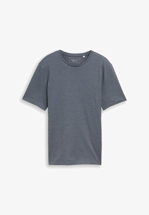 Mélykékeszürke színű, rövid ujjú, kerek nyakú póló finom, vízszintes mintázattal, fehér háttéren kifeszítve bemutatva.