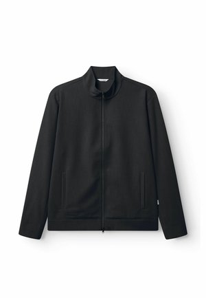 Črna jakna z zadrgo, visokim ovratnikom, stranskimi žepi in gladko teksturo. Ponaša se z minimalističnim dizajnom in subtilnimi šivnimi detajli.