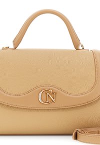 Borsa a tracolla in pelle beige texturizzata con una silhouette curva, hardware dorato e un logo CN ben visibile sulla parte anteriore. Include una tracolla rimovibile.