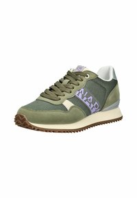 Olivgrüner Sneaker aus Mesh und Wildleder, mit einem lila Logo an der Seite, weißen Akzenten und einer strukturierten Gummisohle.