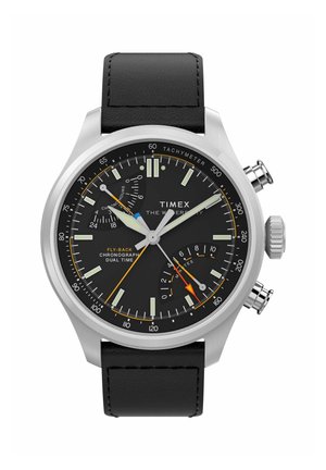Zegarek chronograf Timex z czarną tarczą, srebrną kopertą, skalą tachymetru, funkcją dual time, fly-back oraz czarnym skórzanym paskiem.