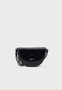 Černá kožená kabelka přes tělo ve tvaru půlměsíce, s lesklým povrchem a popruhem s logem pro nastavitelnou délku nošení.