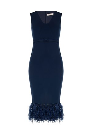 Abito blu navy con silhouette aderente, scollatura a V e design senza maniche. Presenta una cintura decorativa e un orlo rifinito con piume.