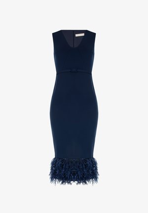 Abito blu navy con silhouette aderente, scollatura a V e design senza maniche. Presenta una cintura decorativa e un orlo rifinito con piume.