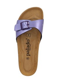 Sandalo in plastica viola con una larga fascia e fibbia regolabile. Presenta una soletta sagomata color nocciola con il marchio "palado".