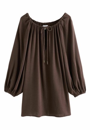 Blouse marron à manches longues avec encolure et poignets froncés, dotée d'un lien à l'avant et d'un tissu ample et fluide.