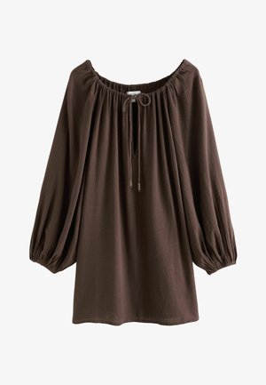Blouse marron à manches longues avec encolure et poignets froncés, dotée d'un lien à l'avant et d'un tissu ample et fluide.