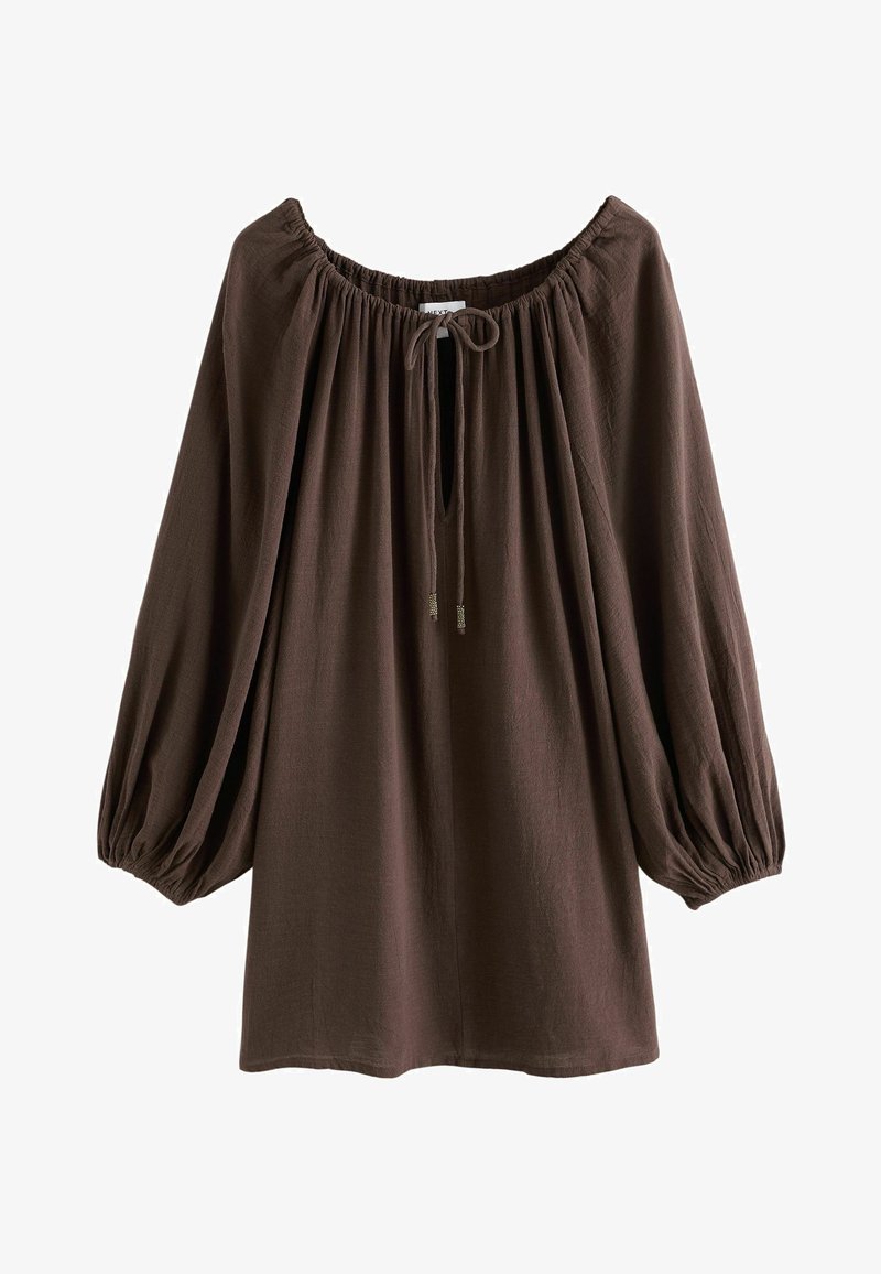 Blouse marron à manches longues avec encolure et poignets froncés, dotée d'un lien à l'avant et d'un tissu ample et fluide.