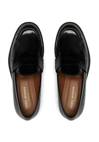 Schwarze Lederloafers mit glänzender Oberfläche, detaillierter Stickerei und einer glatten, braunen Innensohle, die mit "ISABEL BERNARD PARIS" geprägt ist.