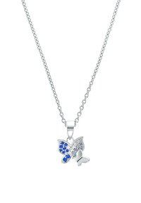 Collana con pendente a forma di farfalla in argento, con accenti di pietre preziose blu e trasparenti; attaccata a una delicata catena, che mostra un design e dettagli intricati.