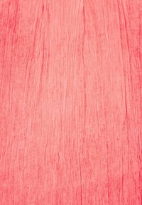 Superficie strutturata di un rosa chiaro con sottili venature di legno. Lo sfondo ha un aspetto liscio con linee verticali e leggeri ombreggiamenti.