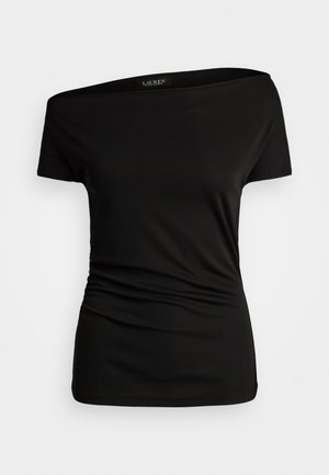 Sort off-shoulder topp i svart laget av glatt stoff. Har korte ermer, en tettsittende kropp og rynker på den ene siden for ekstra detalj.