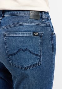 Mustang STYLE CROSBY - Jeans Slim Fit - blau