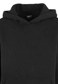 Czarna bluza z kapturem z kieszenią z przodu, złożonym kapturem i widoczną metką rozmiaru wewnątrz kołnierza.