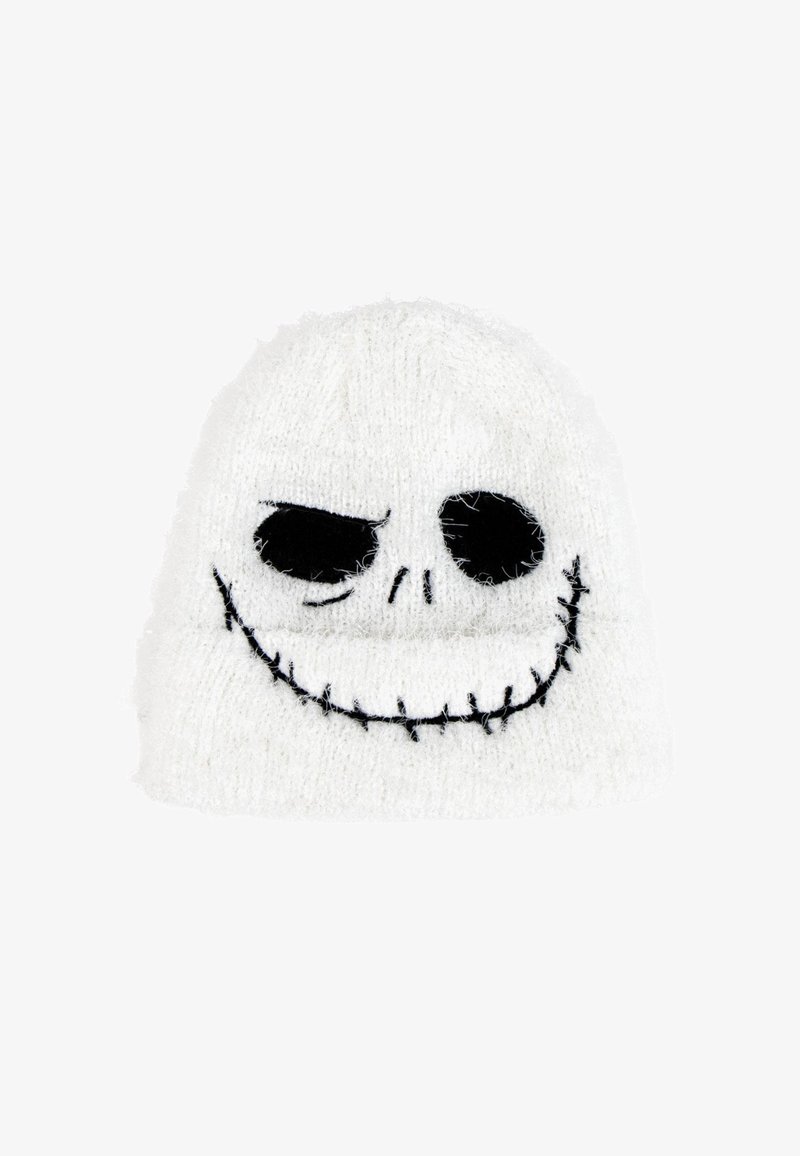 Witte gebreide beanie muts met een groot zwart gestikt gezicht, met één oog dat knipoogt en een brede gestikte glimlach met tanden.