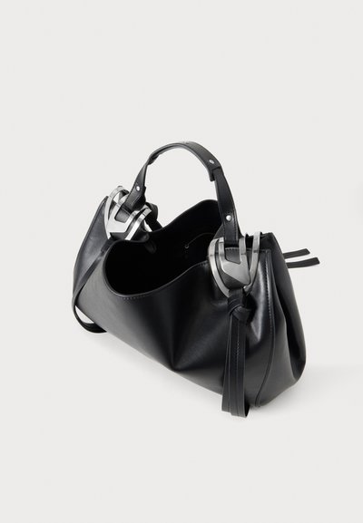 Sac à main en cuir noir avec deux sangles à boucle métallique et poignées courtes, présenté ouvert sur un fond blanc uni.