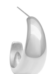 Pendiente escultórico de plata que presenta una superficie lisa y pulida, con forma alargada de lágrima y un fino vástago recto.