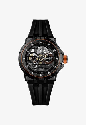 Orologio automatico da polso nero con quadrante scheletrato che mostra gli ingranaggi, accenti arancioni, lunetta girevole e cinturino in gomma nero.