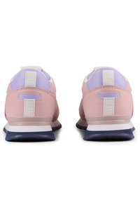 Rosa und lila Sportschuhe aus strukturiertem Leder und Mesh-Akzenten, mit weißen Schnürsenkeln, gepolstertem Schaft und einer dunkelblauen Sohle.