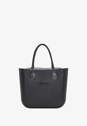 Bolso tote O bag negro con textura suave, esquinas redondeadas, asas resistentes y forro interior a rayas parcialmente visible.