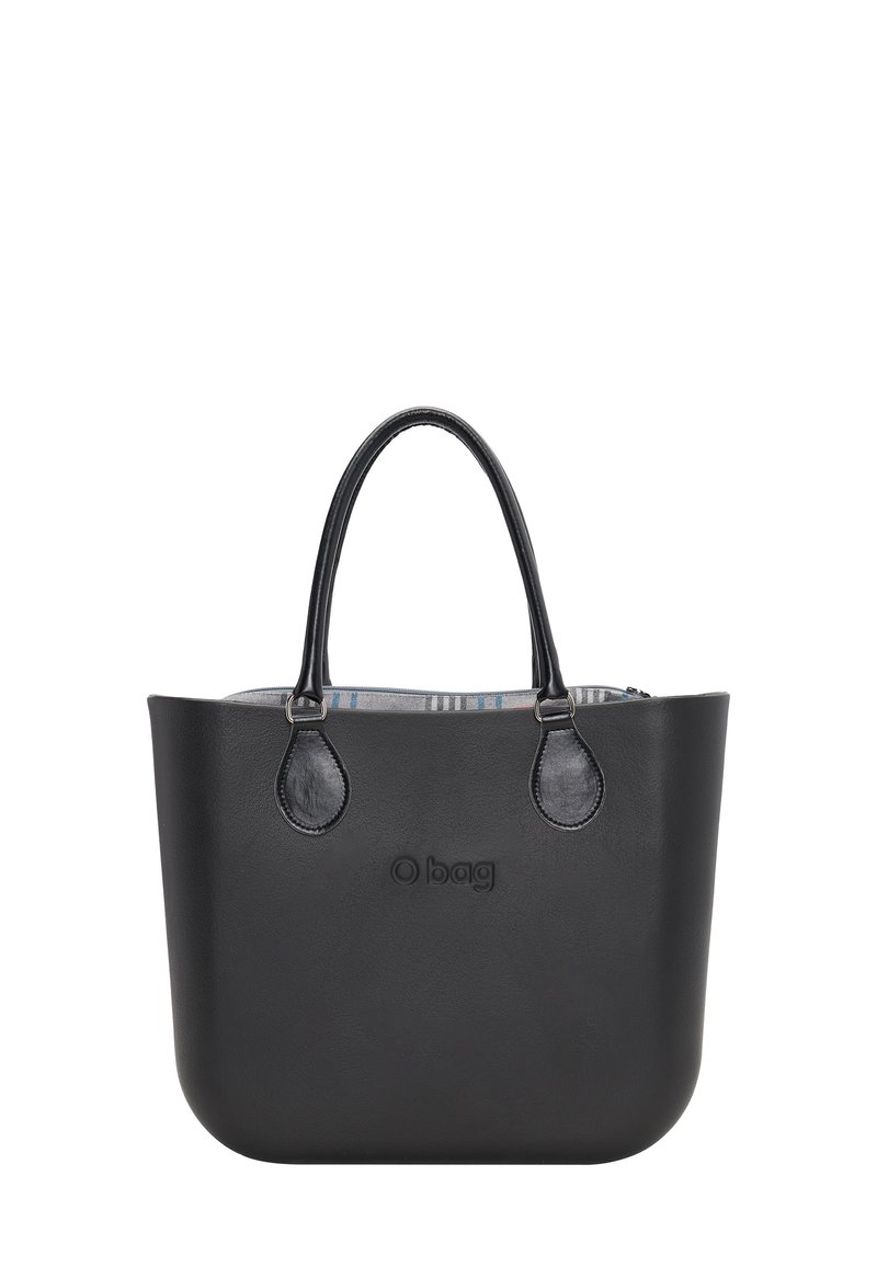 Mustassa O-laukussa on sileä pinta, pyöristetyt kulmat, tukevat kantokahvat ja osittain näkyvä raidallinen sisävuori.