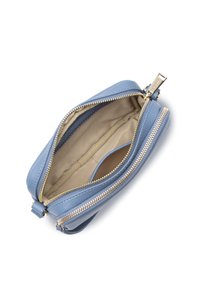 Portafoglio in pelle blu chiaro con una cerniera dorata, dotato di un rivestimento interno beige e una tasca laterale, che offre opzioni di archiviazione organizzata.