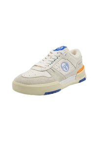 Weiße Sneaker mit einem Obermaterial aus Wildleder und Leder, blauen Akzenten und einer strukturierten Gummisohle mit einem orangen Fersenakzent.