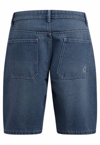 Pantaloni scurți din denim albastru cu două buzunare mari în spate și cusături vizibile, văzuți din spate pe un fundal alb.