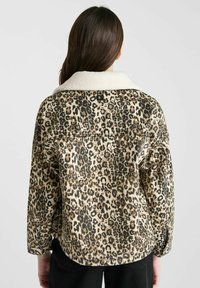 Leopardprint jack met een crèmekleurige nepbont kraag, met een ontspannen pasvorm en lange mouwen, gemaakt van gestructureerde stof.