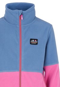 Fleecejack in lichtblauw en roze, met een hoge kraag, volledige rits aan de voorkant en een zwart logo-patch met een kleurrijk bergontwerp.