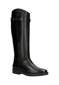 Czarne skórzane kozaki za kolano o gładkiej fakturze, zaokrąglonym nosku i małym pasku ozdobnym w pobliżu górnej części. Solidny niski obcas.