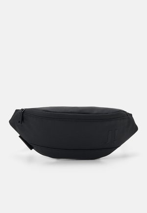 Černá plátěná ledvinka s hladkým povrchem, zakřiveným tvarem a předním zipovým uzávěrem. Na boku se nachází protlakované logo.