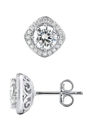 Boucles d'oreilles en argent avec une pierre centrale ronde et claire entourée de petites pierres claires disposées en forme de diamant, présentant des détails élaborés à l'arrière.