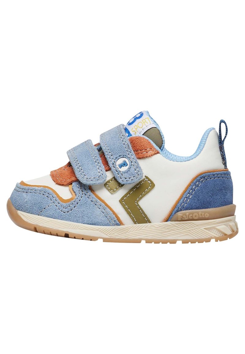 Sneakers per bambini in camoscio bianco, blu e marrone con due fasce in velcro, punta rinforzata e suola in gomma testurizzata con motivi geometrici.