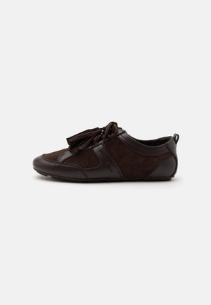 Chaussure décontractée à lacets en cuir et suède marron foncé avec semelle à profil bas et une languette au talon, vue de côté.