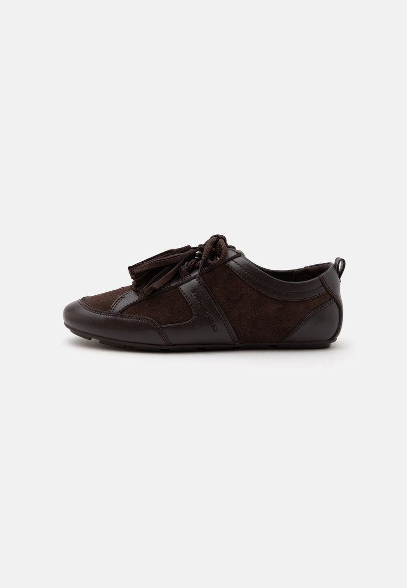 Chaussure décontractée à lacets en cuir et suède marron foncé avec semelle à profil bas et une languette au talon, vue de côté.