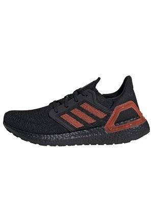 Des chaussures de sport noires avec une tige en mesh respirant, trois rayures rouges et une semelle intermédiaire noire texturée. Présente un accent distinct en orange au niveau du talon.