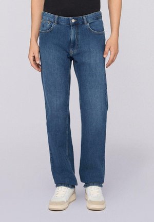Jean en denim bleu avec une coupe droite, cinq poches et une fermeture à bouton. Présente un léger délavage et des coutures contrastées.