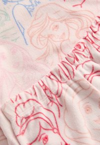 Tessuto in pile con sfondo rosa caratterizzato da contorni di personaggi in colori pastello. Vita elasticizzata con texture arricciata nella parte superiore.